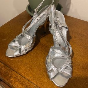 GUESS Silver metallic Heels, size 8